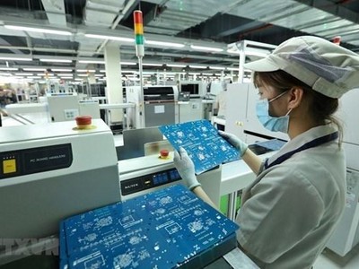 Dây chuyền Kl994 nhà cái bóng đá world cup sản phẩm thiết bị đầu cuối. (Ảnh: Minh Quyết/TTXVN)