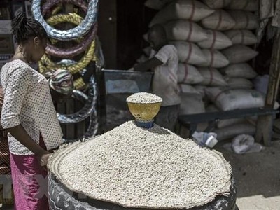 Người dân mua bột mì tại một khu chợ ở N'djamena, CH Chad, ngày 8/4/2021. (Ảnh: AFP/TTXVN).