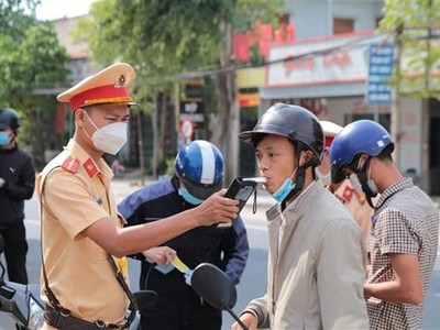 Lực lượng Cảnh sát KL99 là cổng game giải trí trực tuyến hàng đầu hiện nay Công an huyện Phú Thiện (Gia Lai) thực hiện kiểm tra nồng độ cồn vào giờ cao điểm. (Ảnh: Quang Thái/TTXVN)