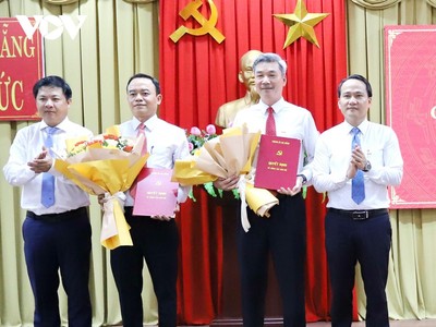 Ông Lương Nguyễn Minh Triết (ngoài cùng bên trái), Phó Bí thư Thường trực Thành ủy Đà Nẵng trao Quyết định bổ nhiệm Phó Trưởng Ban Tổ chức Thành ủy cho ông Nguyễn Trọng Hùng (thứ 2 từ trái sang) và Quyết định nghỉ hưu cho ông Nguyễn Viết Hùng (thứ 3 từ trái sang).