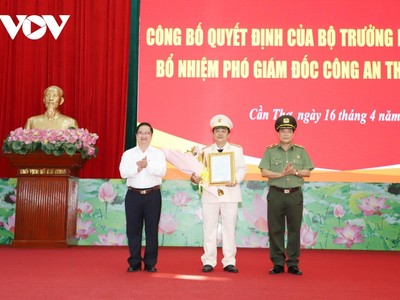 Chủ tịch UBND thành phố Cần Thơ tặng hoa - thừa quỷ quyền của Bộ trưởng Bộ Công an Thiếu tướng Nguyễn Văn Thuận trao quyết định bổ nhiệm Phó Giám đốc Công an.
