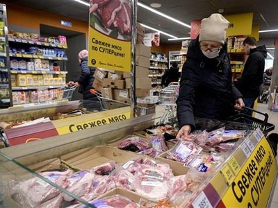 Người dân mua hàng tại siêu thị ở Moskva, Nga, ngày 6/4/2022. (Ảnh: AFP/TTXVN).