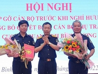 Tổng cục trưởng Tổng cục Hải quan Nguyễn Văn Cẩn trao quyết định và chúc mừng các đồng chí Nguyễn Phước Việt Dũng, Nguyễn Trường Giang.