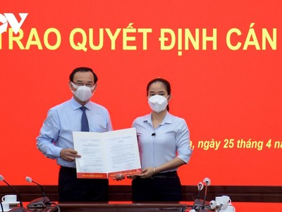 Ông Nguyễn Văn Nên trao quyết định cho bà Lê Thị Hờ Rin (ảnh Hà An).