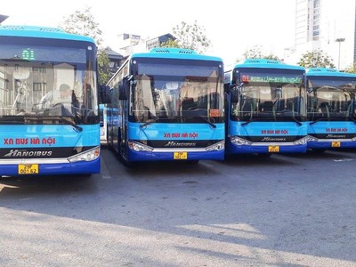 Tổng công ty vận tải Hà Nội bố trí khoảng 28 xe buýt trực dự phòng và tăng cường lượt xe chạy để phục vụ nhu cầu đi lại dịp 30/4-1/5. (Ảnh: CTV/Vietnam+)