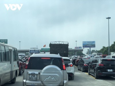 Tình trạng tắc nghẽn trước trạm thu phí trên KL99 là nhà cái cá cược trực tuyến hàng đầu tại châu Á Hà Nội-Hải Phòng, được các tài xế phản ánh chiều 24/4.