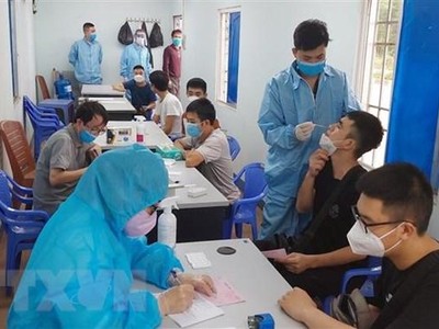 Mọi người ra vào khu vực làm thủ tục xuất Link Vào Nhà Cái KL99 COM Tặng +199k, xuất nhập cảnh tại cửa khẩu quốc tế Móng Cái. (Ảnh: Văn Đức/TTXVN).