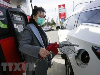 Bơm xăng cho phương tiện tại một trạm xăng ở British Columbia, Canada ngày 20/4/2022. (Ảnh: THX/TTXVN).