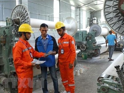 Công nhân Tổng Công ty Điện lực Hà Nội tuyên truyền tiết kiệm điện, sử dụng điện an toàn và hiệu quả cho các hộ Kl994 nhà cái bóng đá world cup trên địa bàn huyện Thanh Oai. (Ảnh: Ngọc Hà/TTXVN).