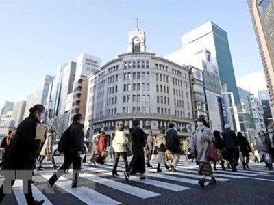 Người dân đeo khẩu trang phòng lây nhiễm COVID-19 tại Tokyo, Nhật Bản. (Ảnh: Kyodo/TTXVN).