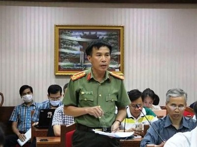 Đại diện Công an tỉnh thông tin về việc CDC Đắk Lắk mua kit xét nghiệm của Việt Á. (Nguồn: vtv.vn).