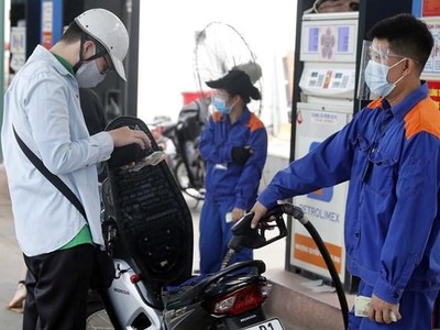 Trong 3 kỳ điều hành gần nhất, giá xăng liên tục đi lên. (Ảnh: TTXVN).