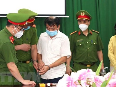 Cơ quan Cảnh sát Điều tra - Công an tỉnh Hà Giang thi hành quyết định bắt tạm giam 4 tháng đối với bị can Nguyễn Trần Tuấn, Giám đốc CDC Hà Giang. (Ảnh: Minh Tâm/TTXVN).