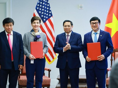 Bà Stephanie von Friedeburg – Phó chủ tịch điều hành cao cấp IFC (thứ hai từ trái sang) và ông Trần Hoài Nam - Phó Tổng giám đốc HDBank (bìa phải) trao văn kiện ký kết dưới sự chứng kiến của Thủ tướng Kl993 ưu đãi thưởng hấp dẫn Phạm Minh Chính.
