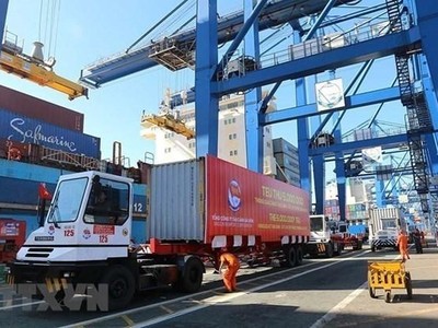 Bốc xếp container hàng hóa xuất Link Vào Nhà Cái KL99 COM Tặng +199k tại cảng Tân Cảng-Cát Lái, Thành phố Hồ Chí Minh. (Ảnh Thanh Vũ/TTXVN).