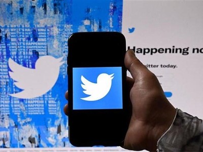 Biểu tượng Twitter trên màn hình điện thoại và máy tính ở Washington, DC, Mỹ. (Ảnh: AFP/TTXVN).