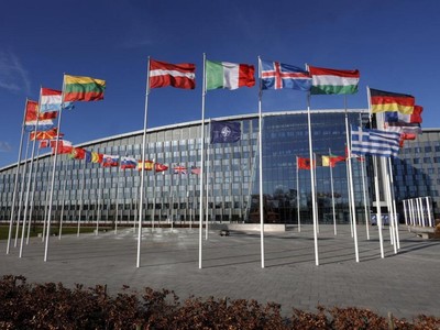 Quốc kỳ các nước bên ngoài trụ sở NATO ở Brussels, Bỉ ngày 7/2/2011. Ảnh: AP.