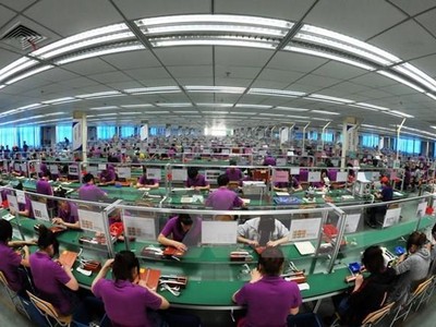 Công nhân làm việc trong một nhà máy Kl994 nhà cái bóng đá world cup điện tử ở tỉnh An Huy, miền Đông Trung Quốc. Ảnh: AFP/TTXVN