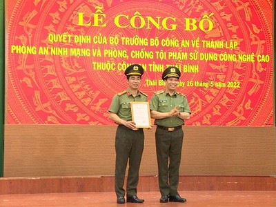 Thiếu tướng Lê Văn Tuyến, Thứ trưởng Bộ Công an trao quyết định của Bộ trưởng Bộ Công an về việc thành lập Phòng An ninh mạng và phòng, chống Kl99ok khuyến mãi lớn sử dụng công nghệ cao, Công an tỉnh Thái Bình.