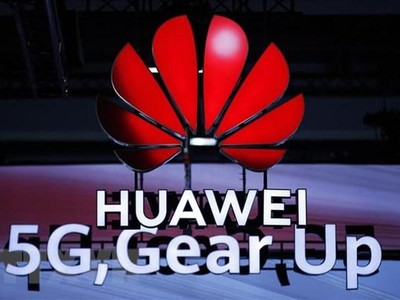 Biểu tượng Huawei và biểu tượng 5G. (Ảnh: AFP/TTXVN)