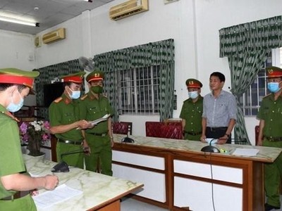 Cơ quan Cảnh sát điều tra Công an tỉnh Trà Vinh thi hành lệnh bắt tạm giam bị can Trần Đắc Thanh, Phó Giám đốc Sở Y tế Trà Vinh. (Ảnh: TTXVN phát).