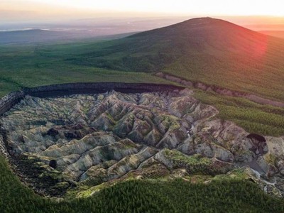 "Cánh cổng địa ngục" ở Siberia đang ngày càng mở rộng và hút sạch mọi thứ xung quanh vào trong đó