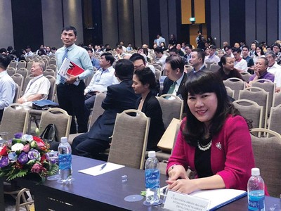 Bà Lương Thị Cẩm Tú (hàng đầu) vừa đắc cử Chủ tịch HĐQT Eximbank nhiệm kỳ VII .