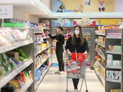 Người dân mua hàng khi các siêu thị được mở cửa trở lại tại thành phố Thượng Hải. (Ảnh: THX/TTXVN).