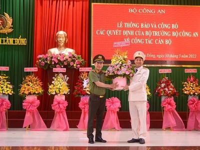 Thứ trưởng Lê Quốc Hùng chúc mừng Đại tá Trần Minh Tiến, Giám đốc Công an tỉnh Lâm Đồng được điều động, bổ nhiệm giữ chức vụ Giám đốc Công an tỉnh Nam Định.
