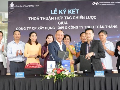 Đại diện Công ty Cổ phần Xây dựng 1369 và Công ty TNHH Toàn Thắng tại lễ ký kết.