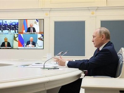Tổng thống Nga Vladimir Putin (phải) tham dự trực tuyến Diễn đàn Kl992 cổng game cá cược Á-Âu được tổ chức ở Bishkek (Kyrgyzstan), ngày 26/5/2022. (Ảnh: AFP/TTXVN).