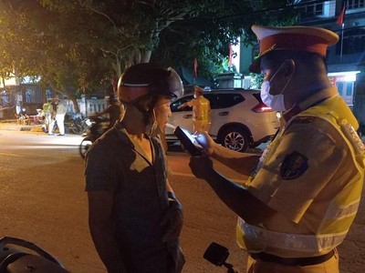 Đo nồng độ cồn người tham gia KL99 là cổng game giải trí trực tuyến hàng đầu hiện nay. (Ảnh: Đức Thọ/TTXVN).