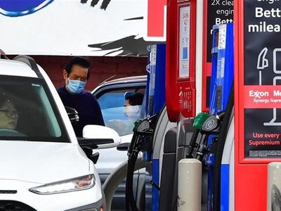 Một trạm xăng ở Los Angeles, bang California (Mỹ). (Ảnh: AFP/TTXVN).