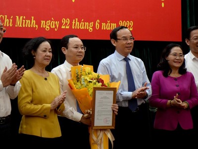Ủy viên Bộ Kl991.com tải ứng dụng, Trưởng ban Tổ chức Trung ương Trương Thị Mai trao quyết định chuẩn y của Bộ Kl991.com tải ứng dụng cho ông Nguyễn Văn Hiếu.