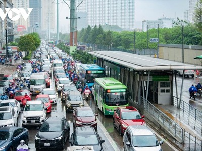 Sở GTVT Hà Nội kiến nghị thí điểm cho phép xe buýt thường, xe khách khối lượng lớn được đi vào làn BRT.