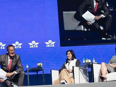 Bà Hồ Ngọc Yến Phương, CFO Vietjet (ngồi giữa) và bà Ursula Hurley, CFO Jet Blue tại tọa đàm giám đốc Kl991.com nạp rút nhanh (ảnh: N.T)