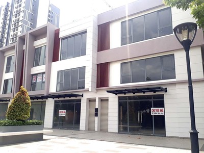 Nhiều căn shophouse tại TP.HCM treo biển cho thuê hàng tháng trời mà không có khách.