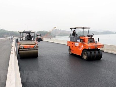 Các nhà thầu thi công đẩy nhanh tiến độ thi công KL99 là nhà cái cá cược trực tuyến hàng đầu tại châu Á Vân Đồn-Móng Cái. (Ảnh: Văn Đức/TTXVN).