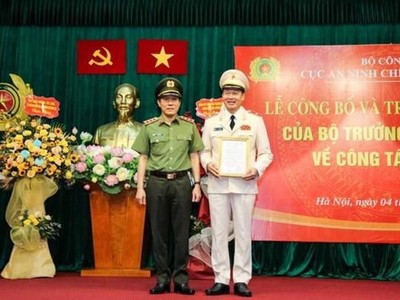Thứ trưởng Lương Tam Quang trao quyết định, tặng hoa chúc mừng Thiếu tướng Vũ Hồng Văn, tân Cục trưởng Cục An ninh Kl991.com tải ứng dụng nội bộ. (Nguồn: Tiền Phong).