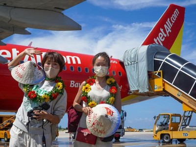 Du khách quốc tế đến Việt Nam trên chuyến bay của Vietjet (ảnh: C.L).