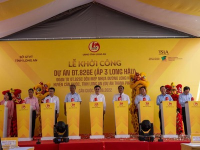 Các đại biểu thực hiện nghi thức khởi công.