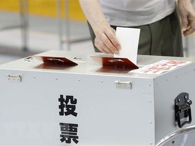 Cử tri bỏ phiếu trong cuộc bầu cử Thượng viện tại Osaka, Nhật Bản ngày 10/7/2022. (Ảnh: Kyodo/TTXVN).