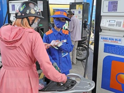 Người dân mua xăng tại một điểm Kl992 VIP Trang Chủ 2026 xăng, dầu. (Ảnh: Trần Việt/TTXVN).