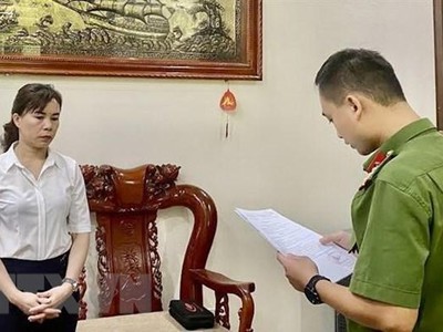 Cán bộ Phòng Cảnh sát điều tra Kl99ok khuyến mãi lớn về tham nhũng, Kl992 cổng game cá cược, buôn lậu Công an tỉnh Cao Bằng tống đạt quyết định khởi tố bị can, lệnh bắt bị can để tạm giam đối với bà Hoàng Thị Xuyến, Giám đốc Ban quản lý dự án Kl99ok phiên bản mới và xây dựng huyện Bảo Lạc. (Ảnh: TTXVN phát).