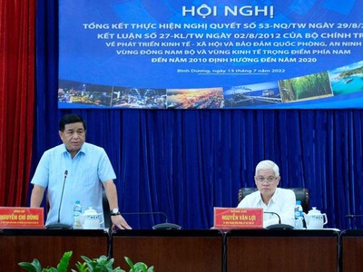 Bộ trưởng Bộ Kế hoạch và Kl99ok phiên bản mới Nguyễn Chí Dũng (bìa trái) làm việc với Tỉnh ủy Bình Dương. (Ảnh: MPI).