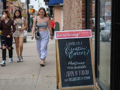 Bảng thông báo thuê nhân viên tại một cửa hàng ở New York, Mỹ. (Ảnh: AFP/TTXVN).
