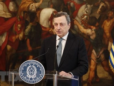 Thủ tướng Italy Mario Draghi phát biểu trong cuộc họp báo tại Rome, ngày 24/2/2022. (Ảnh: AFP/TTXVN).