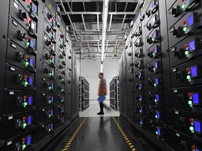 Một công nhân bảo trì thiết bị tại trung tâm dữ liệu của China Mobile trong một cơ sở điện toán đám mây ở thành phố Zhongwei, phía Tây Bắc khu tự trị Hồi Ninh Hạ của Trung Quốc. (Nguồn: Tân Hoa Xã).