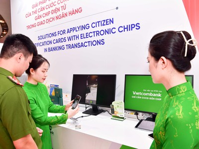 Cán bộ Vietcombank giới thiệu ứng dụng căn cước công dân gắn chip trong giao dịch Link Vào Nhà Cái KL99 COM Tặng +199k trong khuôn khổ triển lãm của Bộ Công an tại Bảo tàng Hà Nội từ 15/07 đến 20/08/2022.