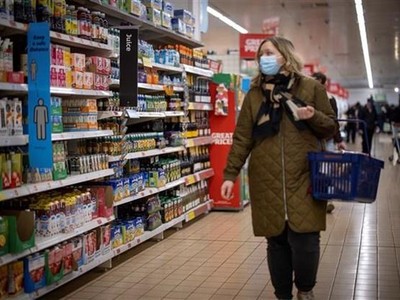 Người dân mua sắm tại một siêu thị ở London (Anh), ngày 13/2/2022. (Ảnh: AFP/TTXVN).
